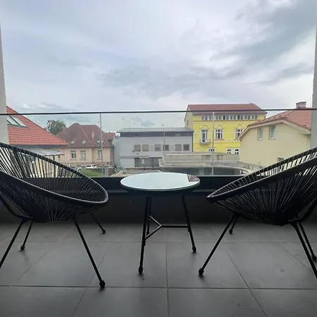 Apartmán Rezidencia Kmetova So Sukromnym Parkovanim Zdarma, 5 Min Peso Do Centra *